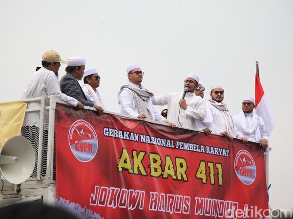 Momen Dua Menantu Habib Rizieq Orasi di Aksi 411