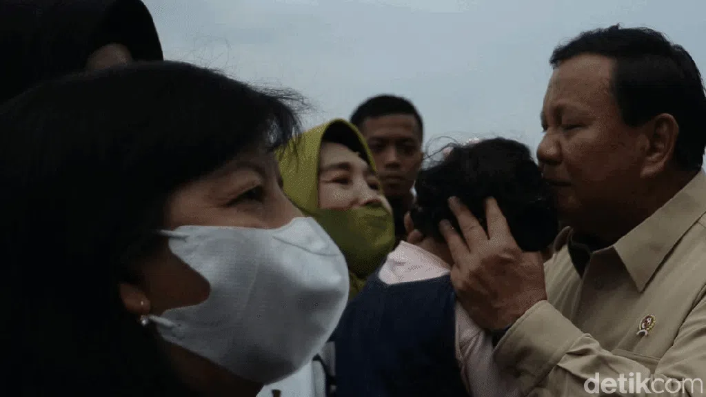 Momen Prabowo Cium Kening Anak Kecil di Indo Aerospace