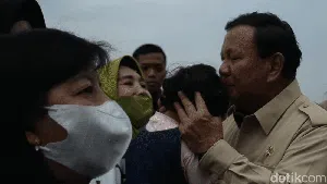 Momen Prabowo Cium Kening Anak Kecil di Indo Aerospace