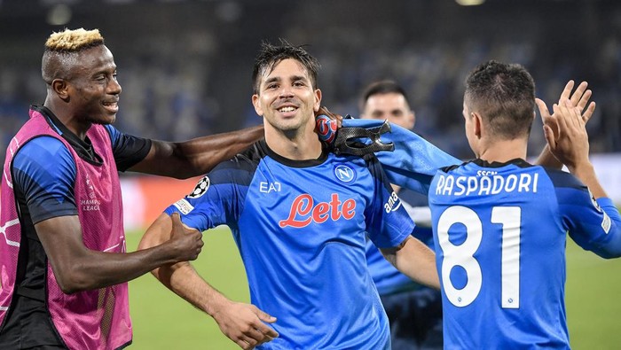 DIEGO ARMANDO MARADONA STADIUM, NAPOLI, ITALY - 2022/10/26: Victor Osimhen, Giacomo Raspadori and Giovanni Simeone of SSC Napoli celebrate at the end of the Champions League Group A football match between SSC Napoli and Rangers FC. Napoli won 3-0 over Rangers. (Photo by Andrea Staccioli/Insidefoto/LightRocket via Getty Images)