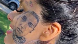 8 Foto Penampilan Wanita dengan Tato Foto Wajah Mantan, Menolak Move On