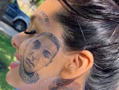 8 Foto Penampilan Wanita dengan Tato Foto Wajah Mantan, Menolak Move On