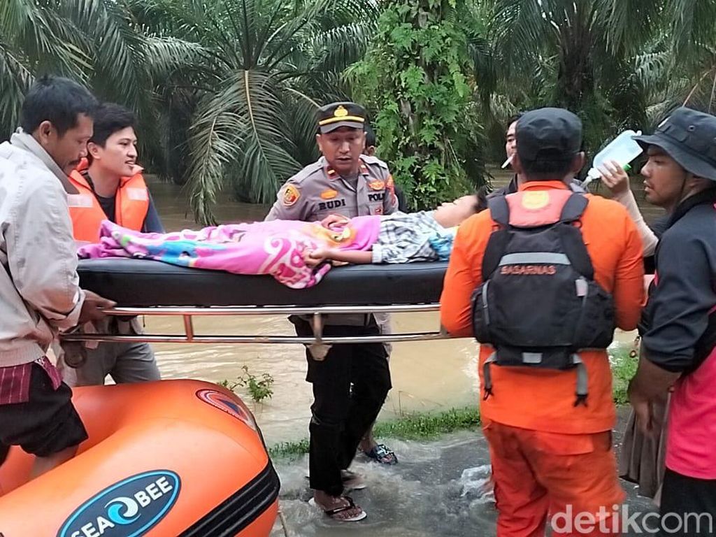 Terjebak Banjir, Pasien Kritis Dievakuasi ke RS Aceh Tamiang Naik Perahu Karet