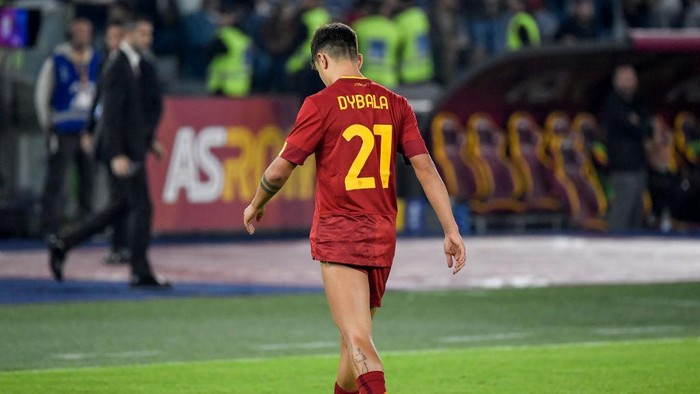OLIMPICO STADIUM, ROME, ITALY - 2022/10/09: Paulo Dybala of AS Roma leaves the pitch injured after scoring a penalty, the goal of 2-1 during the Serie A football match between AS Roma and US Lecce. Roma won 2-1 over Lecce. (Photo by Andrea Staccioli/Insidefoto/LightRocket via Getty Images)
