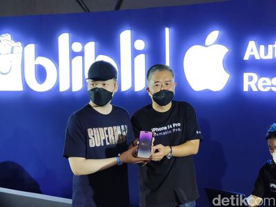 Momen CEO Blibli Layani Pembeli Pertama iPhone 14 di Indonesia