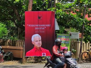 Pemasang Baliho Ganjar Nurut Masih Misterius, Ganjar: Kalau Pasang Mbok Izin Pemasang Baliho Ganjar Nurut Masih Misterius, Ganjar: Kalau Pasang Mbok Izin