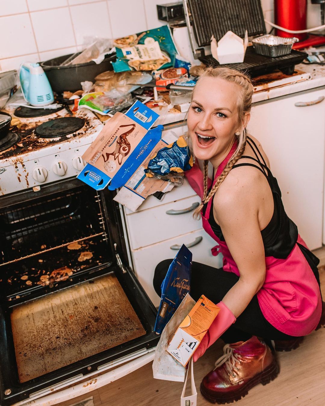 Perempuan ini hobi membersihkan rumah orang lain