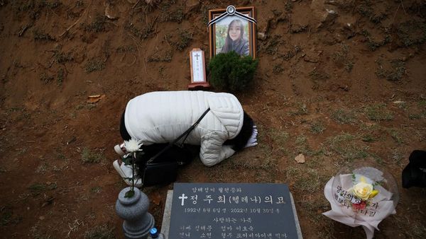 Potret Pilu Pemakaman Korban Halloween Itaewon