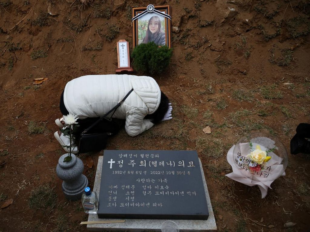 Potret Pilu Pemakaman Korban Halloween Itaewon