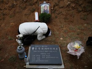 Potret Pilu Pemakaman Korban Halloween Itaewon Potret Pilu Pemakaman Korban Halloween Itaewon