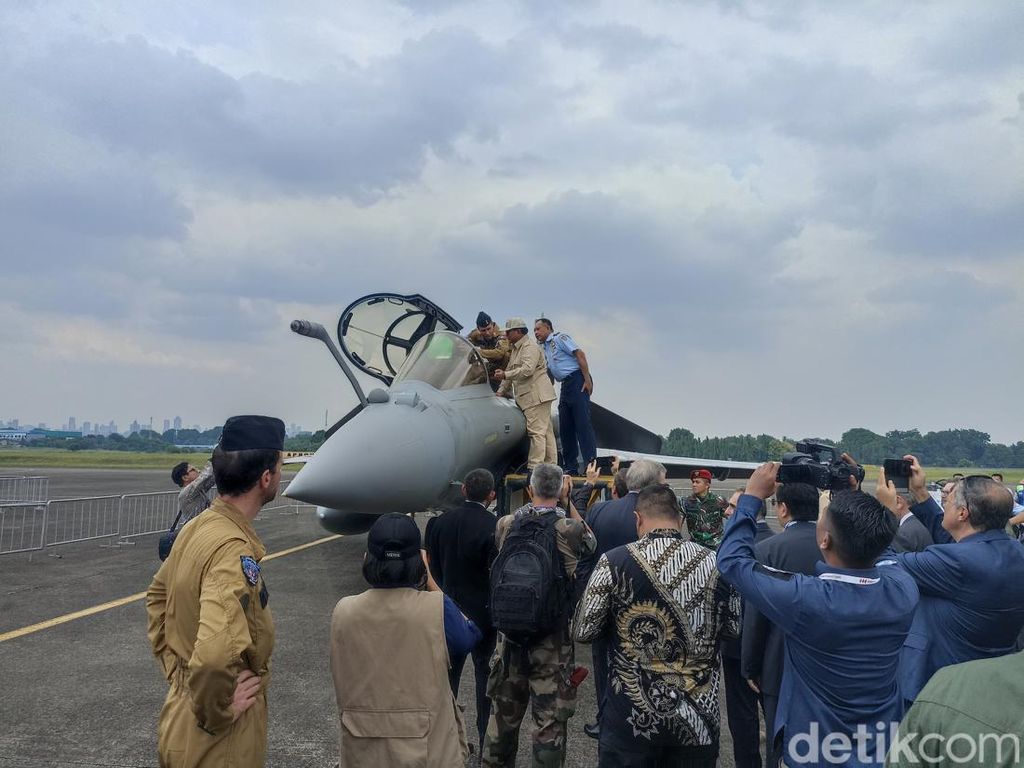 Momen Prabowo Amati Kokpit Jet Rafale yang Meriahkan Tour Indo Defence Momen Prabowo Amati Kokpit Jet Rafale yang Meriahkan Tour Indo Defence