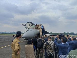 Momen Prabowo Amati Kokpit Jet Rafale yang Meriahkan Tour Indo Defence Momen Prabowo Amati Kokpit Jet Rafale yang Meriahkan Tour Indo Defence
