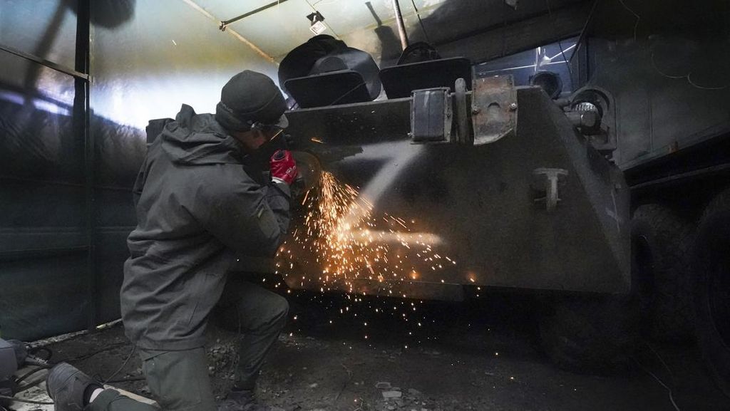 Prajurit Ukraina Perbaiki Tank-tank Rusia yang Ditinggalkan