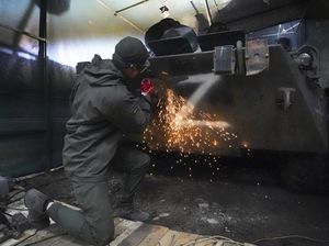 Prajurit Ukraina Perbaiki Tank-tank Rusia yang Ditinggalkan