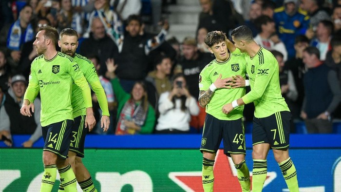 SAN SEBASTIAN, SPAIN - NOVEMBER 03:  
Alejandro Garnacho of Manchester United celebrate a goal with Cristiano Ronaldo during the UEFA Europa League group E match between Real Sociedad and Manchester United at Reale Arena on November 3, 2022 in San Sebastian, Spain. (Photo by MB Media/Getty Images)