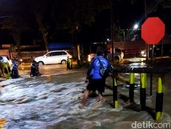 Banjir Banyuwangi Paksa KA Tawang Alun Berhenti Sementara di Stasiun Kalisat