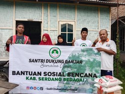 Relawan Ganjar Gelar Aksi Sosial Bantu Korban Banjir di Sumut