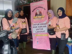 Relawan Ganjar Buat Dapur Umum-Bagi Nasi Kotak ke Korban Banjir Langkat