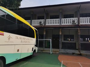 KAI Minta Penggusuran Sekolah dan Rumah di Bandung Ditunda!