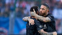 Sementara Ramos juga rekan setim Messi di PSG. Meski sempat bersaing di Spanyol, keduanya klop di PSG dan bisa memenangkan trofi. (Foto: NurPhoto via Getty Images/NurPhoto)
