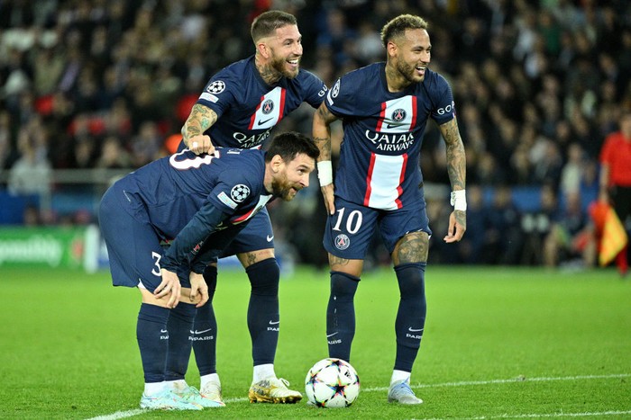 LILLE, FRANCE - AUGUST 21: Lionel Messi of Paris Saint-Germain interacts with Sergio Ramos of Paris Saint-Germain during the Ligue 1 Uber Eats match between Lille OSC and Paris Saint-Germain at Stade Pierre-Mauroy on August 21, 2022 in Lille, France (Photo by Joris Verwijst/Orange Pictures/BSR Agency/Getty Images)