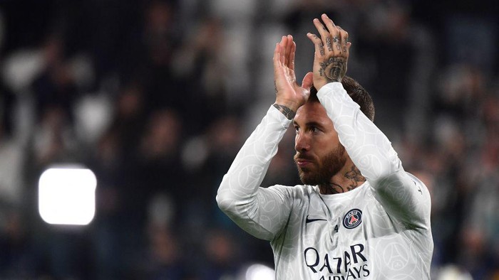 Paris Saint-Germains Spanish defender Sergio Ramos applauds during the warm up prior to the UEFA Champions League 1st round day 6 group H football match between Juventus Turin and Paris Saint-Germain (PSG) at the Juventus stadium in Turin on November 2, 2022. (Photo by Filippo MONTEFORTE / AFP) (Photo by FILIPPO MONTEFORTE/AFP via Getty Images)