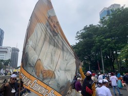 Bendera Raksasa Wajah Habib Rizieq Warnai Aksi 411 di Patung Kuda