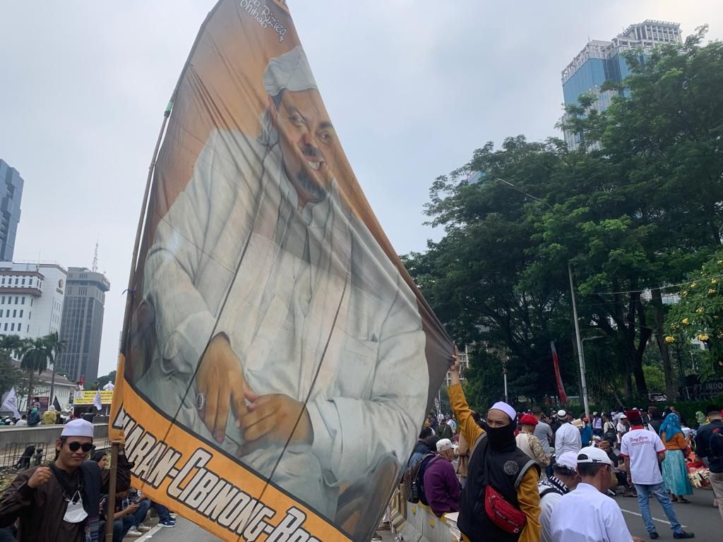 Bendera Raksasa Wajah Habib Rizieq Warnai Aksi 411 di Patung Kuda Bendera Raksasa Wajah Habib Rizieq Warnai Aksi 411 di Patung Kuda