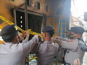Suami di Kediri yang Bakar Rumah Sendiri Cemburu Istrinya Selingkuh Suami di Kediri yang Bakar Rumah Sendiri Cemburu Istrinya Selingkuh
