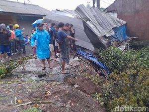 Tebing di Katulampa Bogor Longsor: 3 Bangunan Rusak, 4 Motor Tertimbun