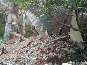 Tembok Perumahan di Kota Malang Ambrol Timpa Mobil Saat Hujan Deras Tembok Perumahan di Kota Malang Ambrol Timpa Mobil Saat Hujan Deras