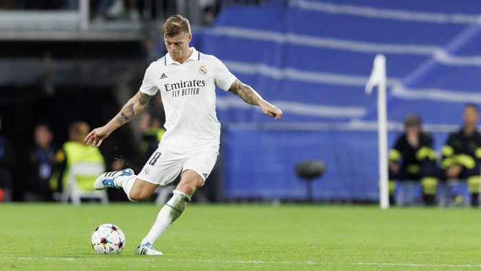 MADRID, SPAIN - NOVEMBER 02: Toni Kroos of Real Madrid controls the ball during the UEFA Champions League group F match between Real Madrid and Celtic FC at Estadio Santiago Bernabeu on November 2, 2022 in Madrid, Spain. (Photo by Berengui/DeFodi Images via Getty Images)