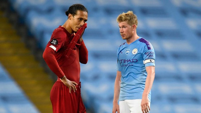 Liverpools Dutch defender Virgil van Dijk (L) and Manchester Citys Belgian midfielder Kevin De Bruyne (R) chat on the pitch after the English Premier League football match between Manchester City and Liverpool at the Etihad Stadium in Manchester, north west England, on July 2, 2020. - Manchester City won the game 4-0. (Photo by PETER POWELL / POOL / AFP) / RESTRICTED TO EDITORIAL USE. No use with unauthorized audio, video, data, fixture lists, club/league logos or live services. Online in-match use limited to 120 images. An additional 40 images may be used in extra time. No video emulation. Social media in-match use limited to 120 images. An additional 40 images may be used in extra time. No use in betting publications, games or single club/league/player publications. /  (Photo by PETER POWELL/POOL/AFP via Getty Images)