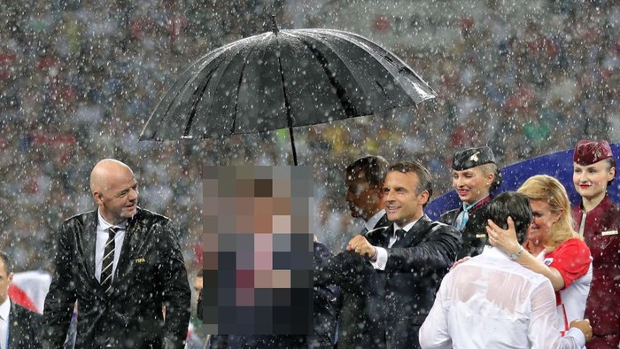 Vladimir Putin Piala Dunia 2018 MOSCOW, RUSSIA - JULY 15: FIFA President Gianni Infantino, President of Russia Vladimir Putin, President of France Emmanuel Macron and President of Croatia Kolinda Grabar-Kitarovic are sheltered from the rain by umbrellas following the 2018 FIFA World Cup Russia Final between France and Croatia at Luzhniki Stadium on July 15, 2018 in Moscow, Russia. (Photo by Stefan Matzke - sampics/Corbis via Getty Images)