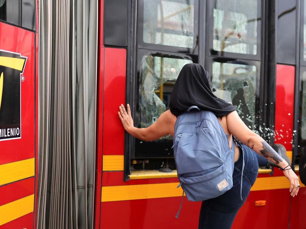 Protes Pelecehan Seksual, Bus dan Halte Ini Jadi Sasaran