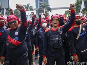 Yel-yel Buruh Menggema di Kantor Kemnaker