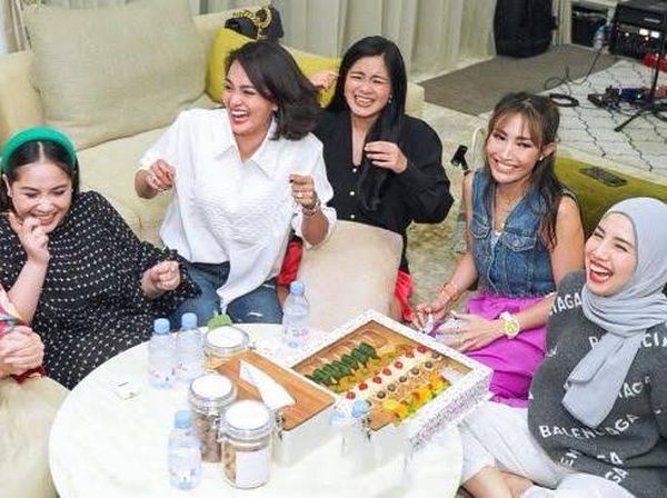 10 Momen Kulineran Mewah dan Seru Geng Cendol yang Isinya Artis Sultan