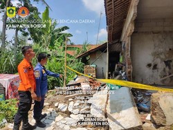 Rumah-Musala Hanyut Diterjang Abrasi Sungai Cipamingkis Bogor