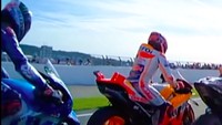 Detik-detik Motor Marc Marquez Disundul Alex Rins dari Belakang