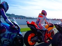 Detik-detik Motor Marc Marquez Disundul Alex Rins dari Belakang