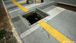 Awas Kejeblos, Saluran Air di Trotoar Ini Belum Ditutup