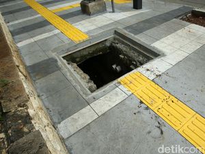 Awas Kejeblos, Saluran Air di Trotoar Ini Belum Ditutup