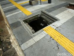 Awas Kejeblos, Saluran Air di Trotoar Ini Belum Ditutup