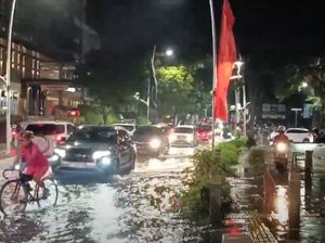 Banjir di Kemang Raya Surut, Kendaraan Mulai Melintas Banjir di Kemang Raya Surut, Kendaraan Mulai Melintas