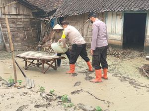Banjir Lumpur di Ngawi Rendam Rumah-Ponpes Surut, Warga Mulai Bersih-bersih Banjir Lumpur di Ngawi Rendam Rumah-Ponpes Surut, Warga Mulai Bersih-bersih