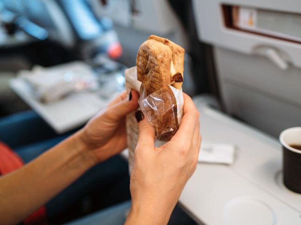 Bikin Kagum! Pria Ini Traktir Makan Lansia yang Baru Naik Pesawat