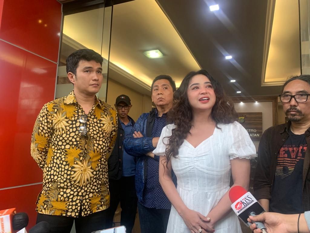 Dewi Perssik Tunggu Arahan Sang Ibu soal Mediasi dengan Fans Leslar