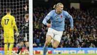 Gol kemenangan City akhirnya dipersembahkan Haaland di menit ke-90+5. Penalti itu memastikan tuan rumah menang 2-1, meski bermain dengan 10 orang sejak menit ke-26 usai Joao Cancelo di kartu merah. (Foto: Manchester City FC via Getty Ima/Lynne Cameron - Manchester City)