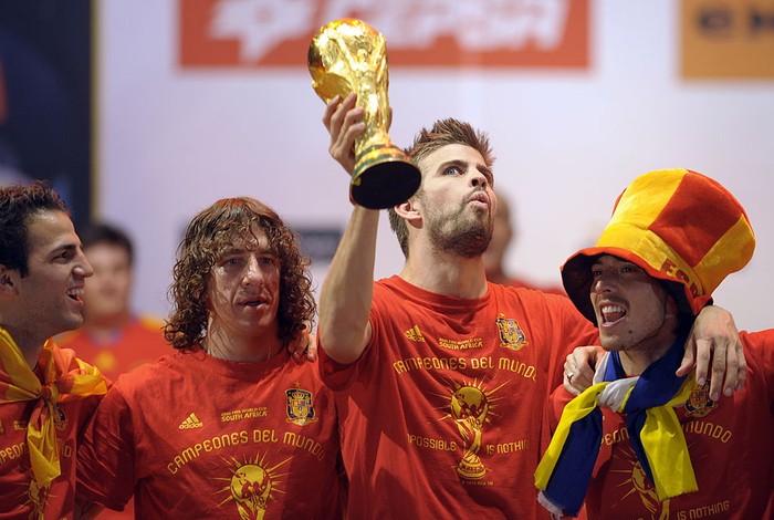 Gerard Pique lifts the league champion trophy after Barcelona won their 26th league title at the end of the Spanish League football match between Barcelona and Levante at the Camp Nou stadium in Barcelona on April 27, 2019
 (Photo by Jose Breton/NurPhoto via Getty Images)