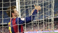 Pique paling hobi gunting jala gawang dan dibawa pulang selepas selebrasi juara (Getty Images)